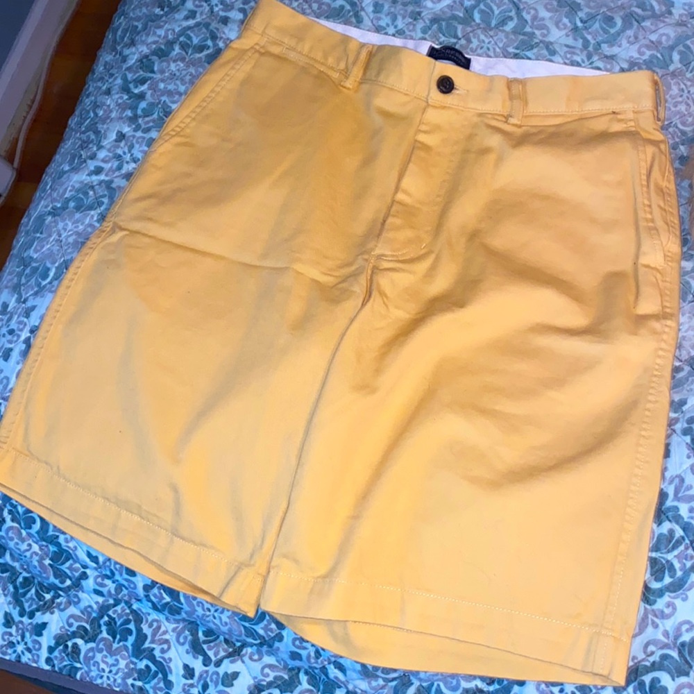Lands End yellow traditional fit size 33 never worn chino shorts